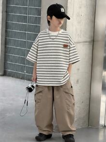 两件套儿童/青少年男童休闲条纹圆领套头短袖宽松T恤和直筒宽松口袋裤套装 - 彩色 - 查看 4