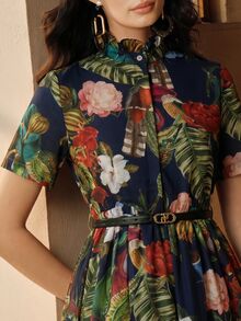 Anewsta 女款新款優雅度假風小立領荷葉邊拼接夏季碎花印花短袖收腰A字長洋裝附腰帶 - 藏蓝色 - 查看 3