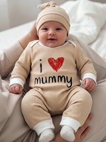 SHEIN 2Pcs Baby Cute Set, Ribbed Long‑Sleeve Romper With Letter & Heart Print, Matching Knotted Beanie Hat, For Photo & Daily Occasions, Spring & Fall - Khaki - View 1