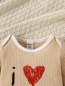 SHEIN 2Pcs Baby Cute Set, Ribbed Long‑Sleeve Romper With Letter & Heart Print, Matching Knotted Beanie Hat, For Photo & Daily Occasions, Spring & Fall - Khaki - View 6