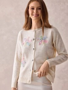 CLARA VERO كارديجان ناعم من الصوف المحبوك باللون البيج مزين بالفراشات مع أزرار أمامية وتفاصيل أزرار جوهرية، خريف، كاجوال، لطيف لتناول وجبة الغداء - بيج - مشاهدة 6