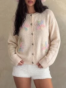 CLARA VERO كارديجان ناعم من الصوف المحبوك باللون البيج مزين بالفراشات مع أزرار أمامية وتفاصيل أزرار جوهرية، خريف، كاجوال، لطيف لتناول وجبة الغداء - بيج - مشاهدة 2