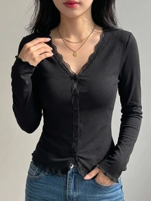 DAZY 女款修身黑色棉質蕾絲拼接長袖T恤，秋季性感夜店風 - 黑色 - 查看 2