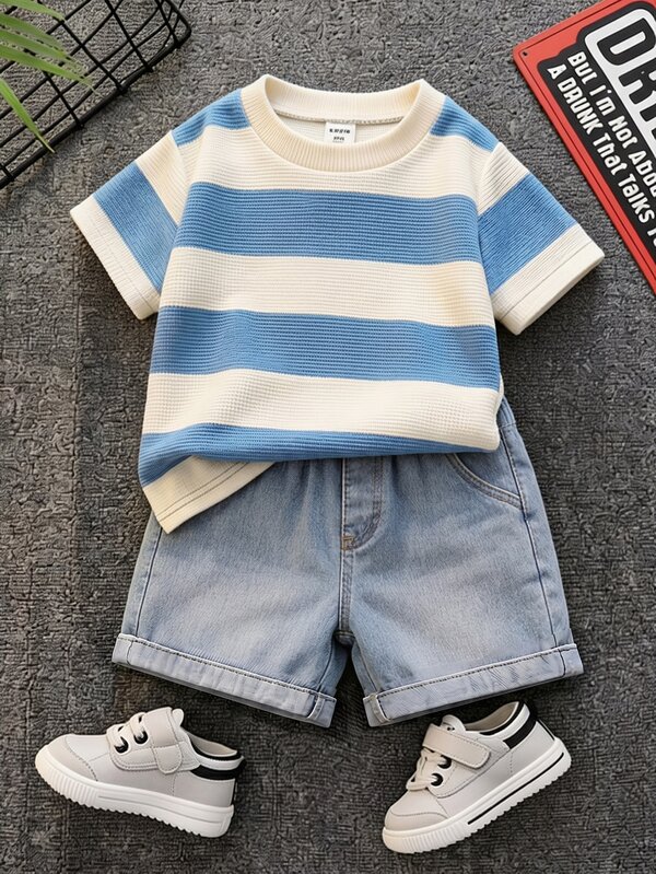 SHEIN Conjunto de 2 piezas para niños/niñas jóvenes, camiseta de manga corta a rayas y pantalones cortos de mezclilla, estilo casual de primavera/verano, atuendo de streetwear