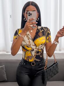 Eryvara V领短袖T恤（随机印花）图案T恤女式上衣 - 彩色 - 查看 4