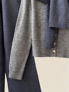 SHEIN 女士秋季时尚两件套毛衣套装：简约时尚，通勤必备，披肩式设计，二合一，圆领，直肩，长袖，撞色拼接，修身，纽扣针织开衫，百搭日常穿搭，松紧腰，无口袋，宽松针织藏蓝色长裤；灰色藏蓝色撞色毛衣两件套。适合女士冬季服装、圣诞节、新年服装、新年白色装扮、派对、海滩、优雅、休闲、女士休闲装、浪漫、情人节、约会、毕业季着装、时尚休闲通勤装、商务办公装、百搭时尚日常休闲装、都市教师职业装。 - 彩色 - 查看 6