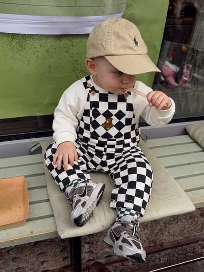 SHEIN Set Pakaian Anak Laki-Laki, Overall, Romper, Handuk Bordir Beruang Lucu, Celana Suspender Kotak-kotak Hitam Putih, Nyaman, Serbaguna, Modis, Kasual Sehari-hari, Gaya Minimalis Dasar, Musim Semi & Gugur