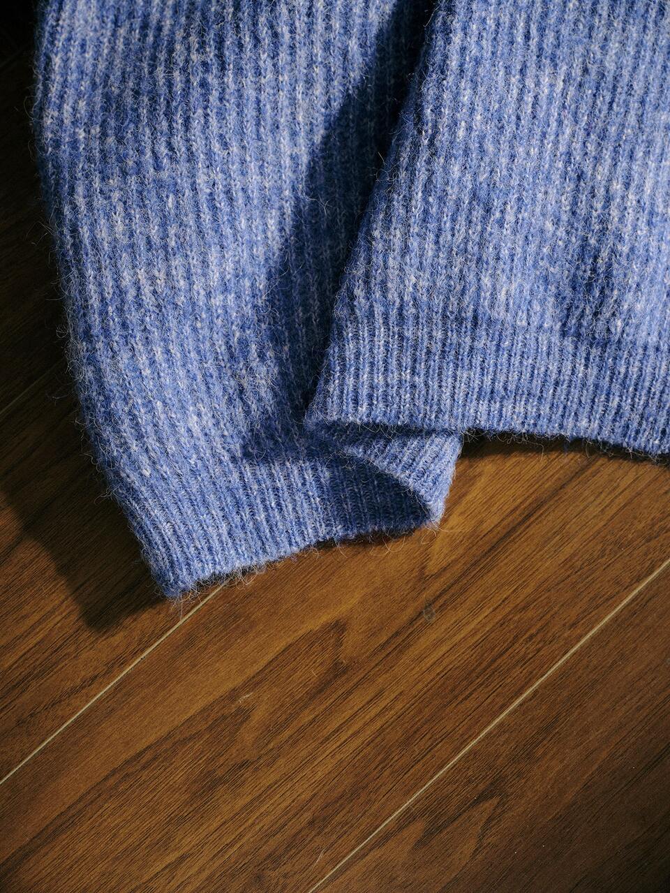 MOTF AUTUMN/WINTER PURE DESIRE HOT GIRL GENTLE VIBE DATE AFTERNOON TEA SOFT FLUFFY MIXED COLOR FUZZY KNIT FABRIC DEEP V-NECK FRONT TWIST KNOT RHINESTONE EMBELLISHED CROPPED WAIST RIBBED LONG SLEEVE KLEIN BLUE MIXED BLUE WOMEN'S LONG SLEEVE SWEATER TOP