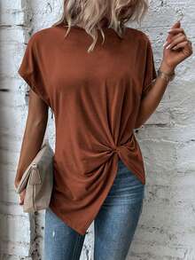 EMERY ROSE Camiseta de verano informal de unicolor con manga de murciélago y bajo asimétrico retorcido - Marrón - Ver 3