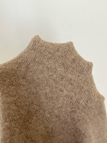 Aloruh Atasan Rajut Lengan Panjang Minimalis dan Nyaman untuk Perjalanan Musim Gugur/Musim Dingin - Sweater Lapisan Dasar Berwarna Aprikot Elegan dengan Hem Asimetris - Khaki - View 10