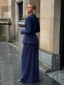 Aloruh Blazer A-Line Wanita dengan Leher V Dalam dan Hiasan Logam di Pinggang, serta Celana Panjang Lebar - Navy Blue - View 2