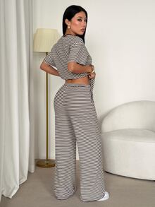 SHEIN PETITE Setelan 2 Potong Wanita Serbaguna: Kaos Lengan Pendek Kerah Bulat dan Celana Panjang dengan Desain Blok Warna - MultiWarna - View 3