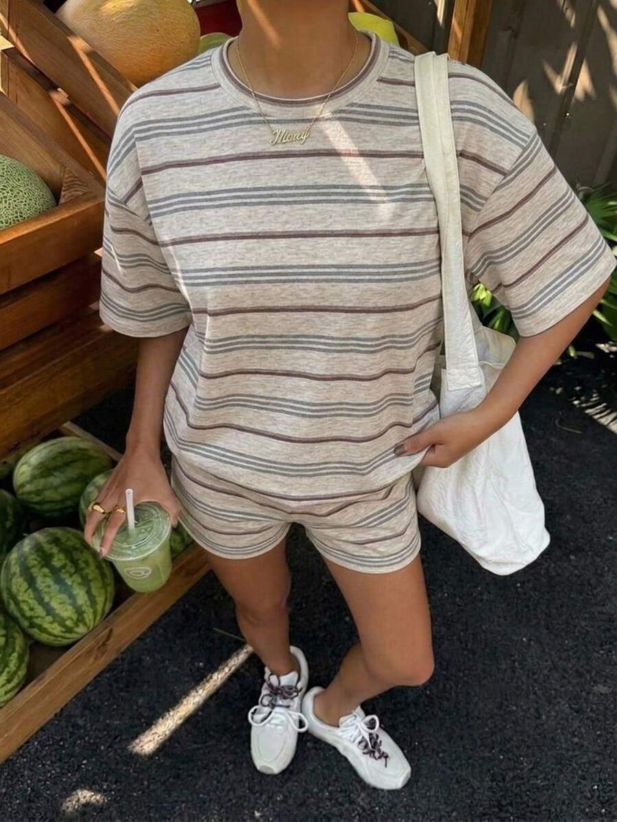 Muchica 女款米色條紋兩件式T恤短褲套裝-圓領短袖,夏季度假穿搭,休閒通勤與校園、海灘、畢業典禮、體育賽事與瑜珈,運動休閒風,Y2K可愛優雅,女款度假穿搭 - 彩色 - 查看 1