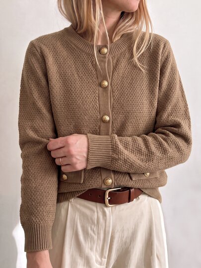 Sprig & Strand เสื้อคาร์ดิแกนถักสไตล์ฝรั่งเศสสำหรับผู้หญิง สีคาราเมล อ่อนโยนและหรูหรา คอกลม กระดุมทอง กระเป๋าคู่