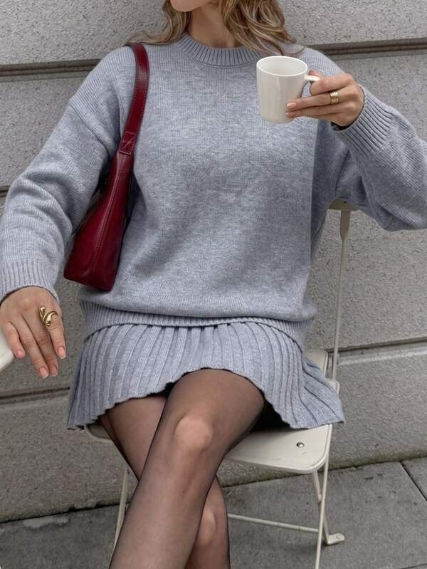 Flora Isola Flora Isola Ensemble 2 pièces Automne/Hiver Nouveau décontracté Élégant Gris Manches Longues Col Rond Ample Confortable Pull & Jupe Plissée Pour Femmes, Convient pour Navette Quotidienne, Télétravail, Rendez-vous, Réunion, Sortie
