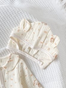 SHEIN 3件組新生兒杏色底紗布克雷普熊圖案長袖連身衣、帽子、手套套裝，居家穿著，新生兒最佳禮物 - 彩色 - 查看 6