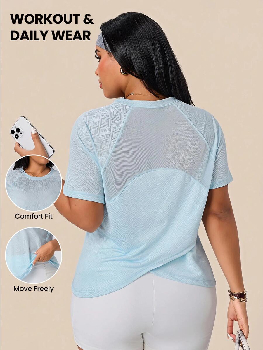SHEIN Rhythm Era تي شيرت أزرق فاتح بأكمام قصيرة مع تصميم شبكي مرقع متقاطع وأكمام طويلة مع فتحات للإبهام