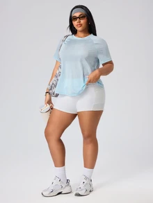 SHEIN Rhythm Era تي شيرت أزرق فاتح بأكمام قصيرة مع تصميم شبكي مرقع متقاطع وأكمام طويلة مع فتحات للإبهام - أزرق فاتح اللون - مشاهدة 7