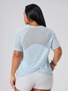 SHEIN Rhythm Era تي شيرت أزرق فاتح بأكمام قصيرة مع تصميم شبكي مرقع متقاطع وأكمام طويلة مع فتحات للإبهام - أزرق فاتح اللون - مشاهدة 4
