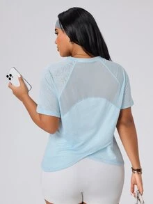 SHEIN Rhythm Era تي شيرت أزرق فاتح بأكمام قصيرة مع تصميم شبكي مرقع متقاطع وأكمام طويلة مع فتحات للإبهام - أزرق فاتح اللون - مشاهدة 9