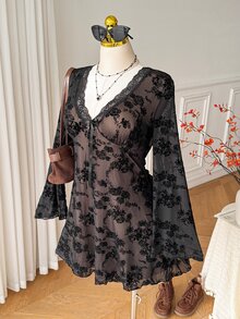 Comfortcana 春夏紮染花卉網格印花喇叭袖V領度假休閒大尺碼A字洋裝 - 黑色 - 查看 4