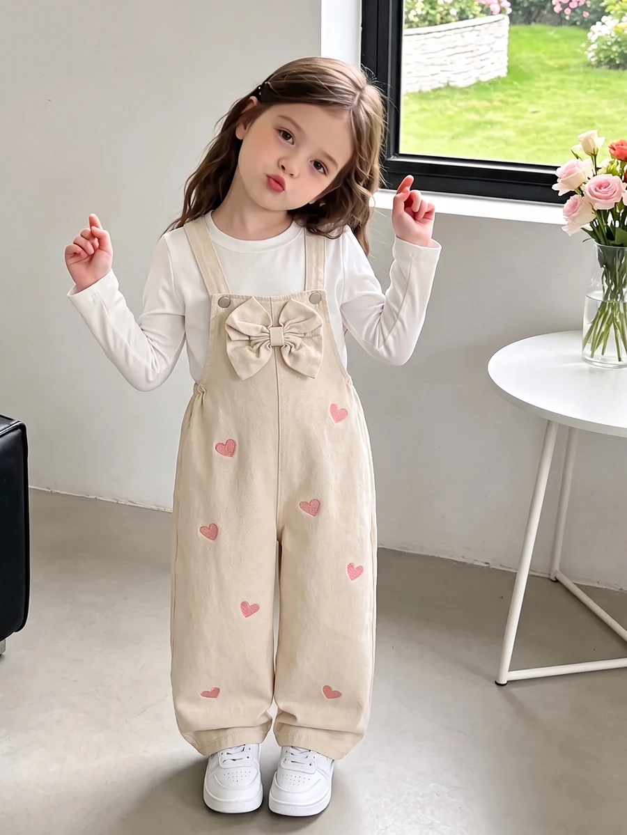 SHEIN Genkimix Kids 女童牛仔吊帶褲 全季款 甜美復古西式 嬰兒藍 3D大蝴蝶結愛心刺繡 直筒寬鬆版型 柔軟舒適面料 夏季 - 卡其色 - 查看 1