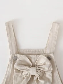SHEIN Genkimix Kids 女童牛仔吊帶褲 全季款 甜美復古西式 嬰兒藍 3D大蝴蝶結愛心刺繡 直筒寬鬆版型 柔軟舒適面料 夏季 - 卡其色 - 查看 4