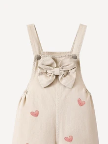 SHEIN Genkimix Kids 女童牛仔吊帶褲 全季款 甜美復古西式 嬰兒藍 3D大蝴蝶結愛心刺繡 直筒寬鬆版型 柔軟舒適面料 夏季 - 卡其色 - 查看 3