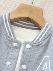 SHEIN Genkimix Kids 男童學院風兩件套，黑色針織上衣搭配白色袖子對比，左前胸印有個性化大寫字母A圖案，搭配印花運動長褲，羅紋領口、袖口、下擺和褲腳開口，彈性舒適，休閒簡約風格，適合春秋日常穿著、運動、上學、旅行、度假、假日、放鬆、曬太陽、夏季 - 灰色 - 查看 7