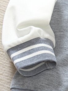SHEIN Genkimix Kids 男童學院風兩件套，黑色針織上衣搭配白色袖子對比，左前胸印有個性化大寫字母A圖案，搭配印花運動長褲，羅紋領口、袖口、下擺和褲腳開口，彈性舒適，休閒簡約風格，適合春秋日常穿著、運動、上學、旅行、度假、假日、放鬆、曬太陽、夏季 - 灰色 - 查看 6
