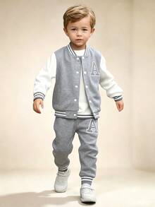 SHEIN Genkimix Kids 男童學院風兩件套，黑色針織上衣搭配白色袖子對比，左前胸印有個性化大寫字母A圖案，搭配印花運動長褲，羅紋領口、袖口、下擺和褲腳開口，彈性舒適，休閒簡約風格，適合春秋日常穿著、運動、上學、旅行、度假、假日、放鬆、曬太陽、夏季 - 灰色 - 查看 3