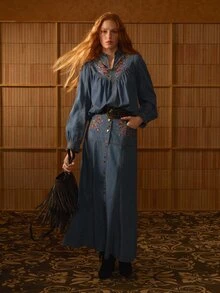 MOTF STUDIO SET ATASAN DAN ROK DENIM LIPITAN BERKERAH BERBENTUK LIPIT DENGAN BORDIR BUNGA DAN HIASAN RUFFLE UNTUK WANITA - Biru - View 2