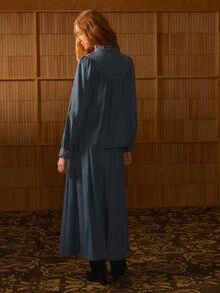 MOTF STUDIO SET ATASAN DAN ROK DENIM LIPITAN BERKERAH BERBENTUK LIPIT DENGAN BORDIR BUNGA DAN HIASAN RUFFLE UNTUK WANITA - Biru - View 3