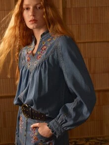 MOTF STUDIO SET ATASAN DAN ROK DENIM LIPITAN BERKERAH BERBENTUK LIPIT DENGAN BORDIR BUNGA DAN HIASAN RUFFLE UNTUK WANITA - Biru - View 9