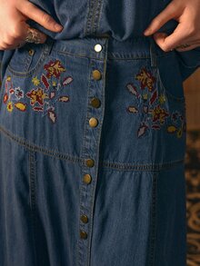 MOTF STUDIO SET ATASAN DAN ROK DENIM LIPITAN BERKERAH BERBENTUK LIPIT DENGAN BORDIR BUNGA DAN HIASAN RUFFLE UNTUK WANITA - Biru - View 8