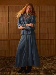 MOTF STUDIO SET ATASAN DAN ROK DENIM LIPITAN BERKERAH BERBENTUK LIPIT DENGAN BORDIR BUNGA DAN HIASAN RUFFLE UNTUK WANITA - Biru - View 5