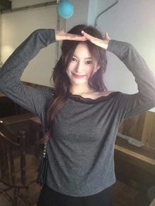 DAZY 女款拼接蕾絲飾邊寬鬆長袖不對稱領露肩休閒度假韓系街頭風春夏秋上衣T恤 - 灰色 - 查看 9
