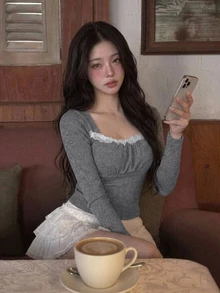 DAZY 拼接對比色蕾絲飾邊抓皺修身短版長袖方領優雅度假風性感女款春秋上衣T恤 - 灰色 - 查看 10