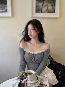 DAZY 拼接對比色蕾絲飾邊抓皺修身短版長袖方領優雅度假風性感女款春秋上衣T恤 - 灰色 - 查看 11