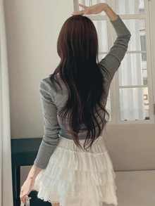 DAZY 拼接對比色蕾絲飾邊抓皺修身短版長袖方領優雅度假風性感女款春秋上衣T恤 - 灰色 - 查看 7