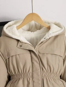 SHEIN 青少年女孩長袖抓絨卡其色保暖內裡連帽加厚外套,厚羊羔絨內裡,修身腰線,拉鍊與鈕扣雙重閉合,布料 - 卡其色 - 查看 6
