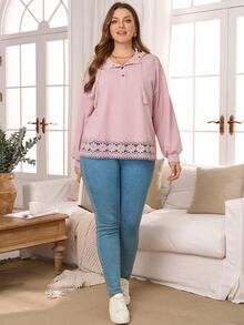 EMERY ROSE بلوزة رياضية بغطاء رأس من الدانتيل بتصميم رقعات للنساء مقاس كبير - أرجواني مغبر - مشاهدة 6