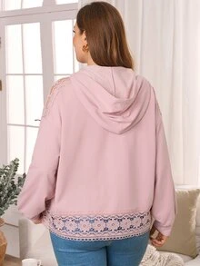 EMERY ROSE بلوزة رياضية بغطاء رأس من الدانتيل بتصميم رقعات للنساء مقاس كبير - أرجواني مغبر - مشاهدة 5