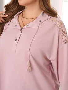 EMERY ROSE بلوزة رياضية بغطاء رأس من الدانتيل بتصميم رقعات للنساء مقاس كبير - أرجواني مغبر - مشاهدة 4