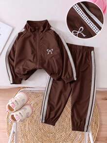 SHEIN Genkimix Kids 2件組女孩冬季新款2025防風布料蝴蝶結刺繡休閒時尚愛心編織帶裝飾立領拉鍊夾克長褲套裝 - 棕色 - 查看 3