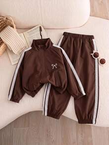 SHEIN Genkimix Kids 2件組女孩冬季新款2025防風布料蝴蝶結刺繡休閒時尚愛心編織帶裝飾立領拉鍊夾克長褲套裝 - 棕色 - 查看 5