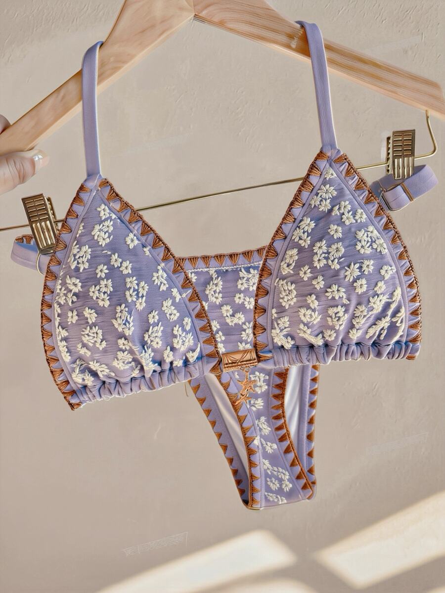 SHEIN Swim Swim Mod 新款女款優雅奢華波希米亞度假風兩件式比基尼套裝,清新淺藍色紋理手工刺繡三角比基尼,白色雛菊刺繡、棕色對比縫線飾邊與海星金屬吊墜,可調節性感三角比基尼褲底附滑塊細節,彈性泳裝面料,適合夏季海灘度假、泳池派對、音樂節、母親節/婚禮假期、春假 - 紫色 - 查看 1