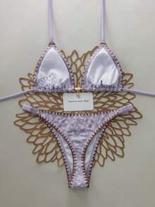 SHEIN Swim Swim Mod 新款女款優雅奢華波希米亞度假風兩件式比基尼套裝，清新淺藍色紋理手工刺繡三角比基尼，白色雛菊刺繡、棕色對比縫線飾邊與海星金屬吊墜，可調節性感三角比基尼褲底附滑塊細節，彈性泳裝面料，適合夏季海灘度假、泳池派對、音樂節、母親節/婚禮假期、春假 - 紫色 - 查看 4