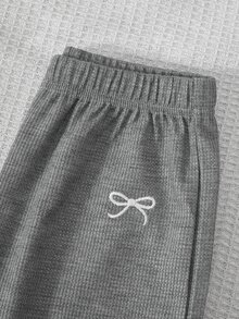 Tween女孩休閒百搭日常修身短蝴蝶結刺繡長袖針織T恤上衣 + 彈性直筒條紋長褲套裝，適合日常通勤、上學、運動穿著 - 灰色 - 查看 5