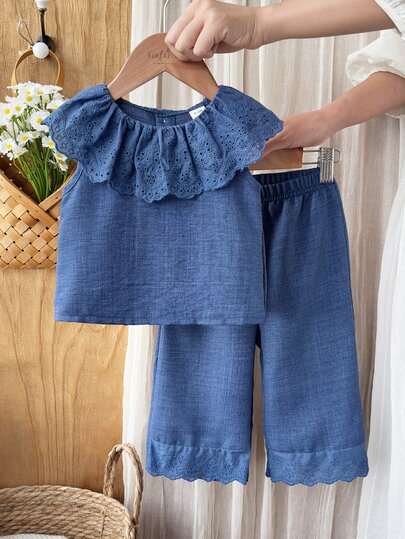 SHEIN Vintaside Kids ชุดเสื้อผ้าเด็กผู้หญิงสไตล์ชนบทแบบพาสเทอรัล คอระบาย ชุดเสื้อผ้าเด็กผู้หญิง แฟชั่นเด็กทารก ปักชายเสื้อ เสื้อแขนกุด และกางเกงขายาว ชุด 2 ชิ้น